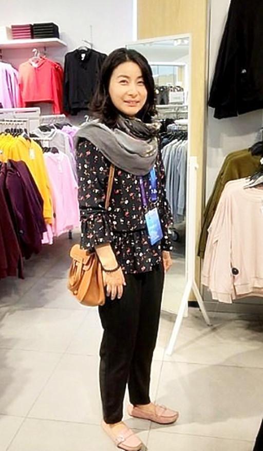 郭晶穿碎花衣显老态，竟不如婆婆年轻，网友：可以当霍启刚阿姨了