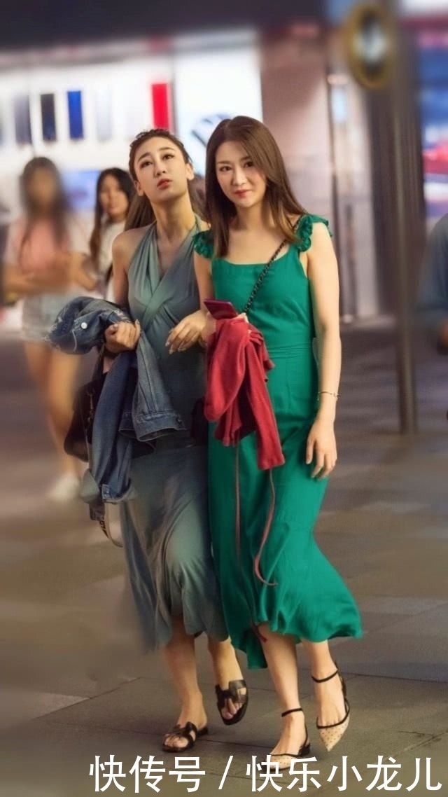 【条纹】街拍:小姐姐少女感十足,搭配黑白条纹针织衫,特别惊艳