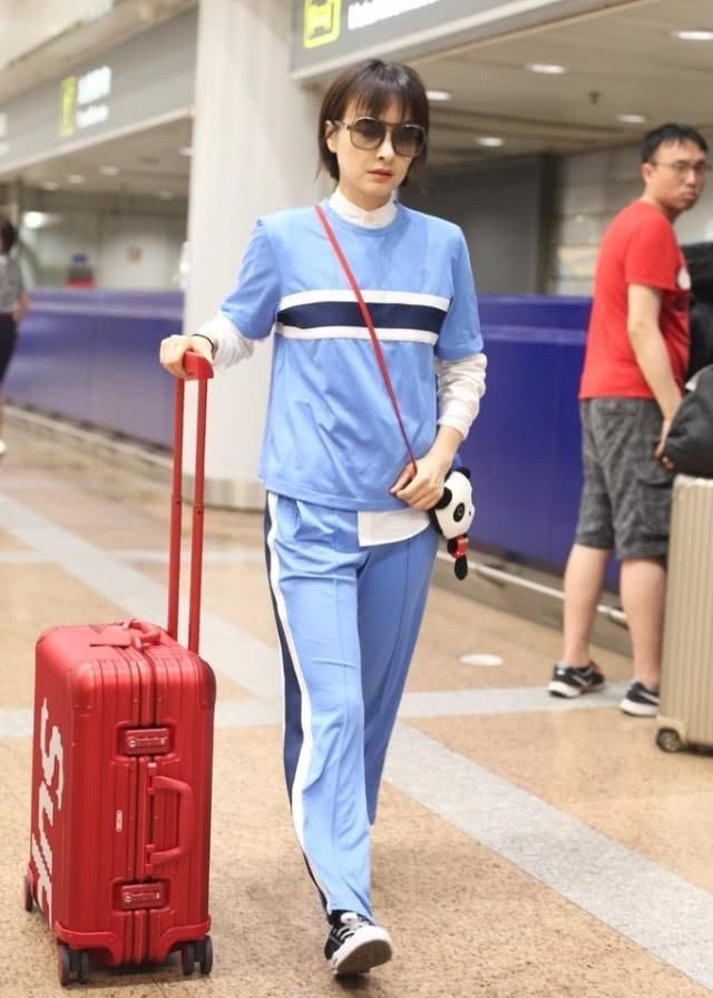 吴昕沈梦辰机场秀，一个潮到飞起，一个土到掉渣，网友:相差太大