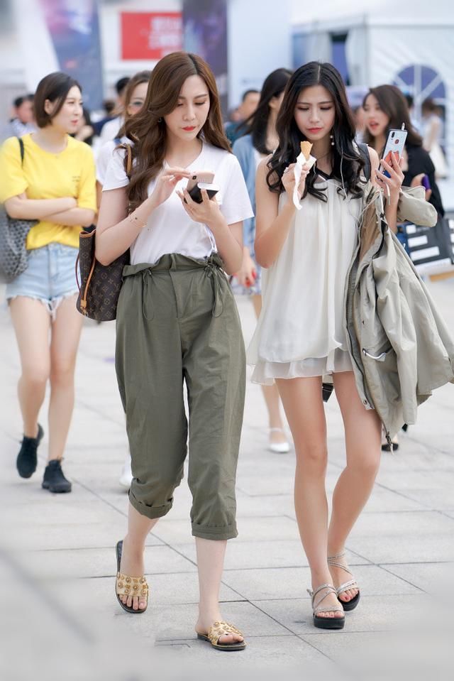 街拍路人，这样穿搭不好看?路人的眼神说明了一切
