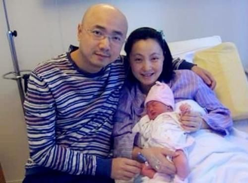  『徐峥』徐峥11岁女儿用牙签做发卡送妈妈，小陶虹感动发文晒专属幸福