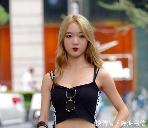 『亮眼』街拍:貌美肤白的小姐姐,大长腿十分亮眼,是别样的风采