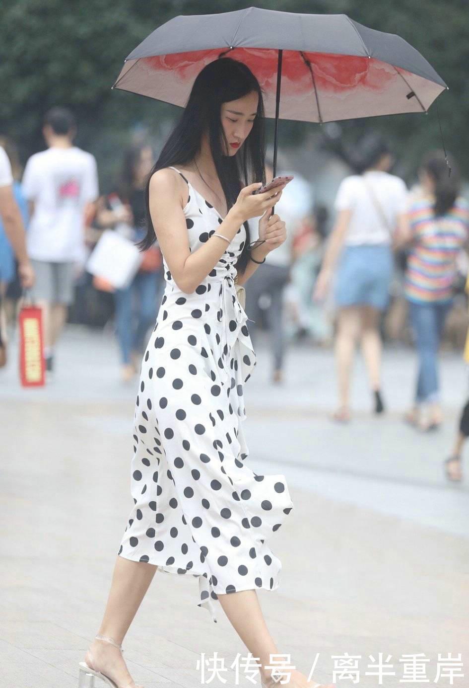 「风范」美女把一件格子大衣穿出了时尚高级感,有一种模特的风范