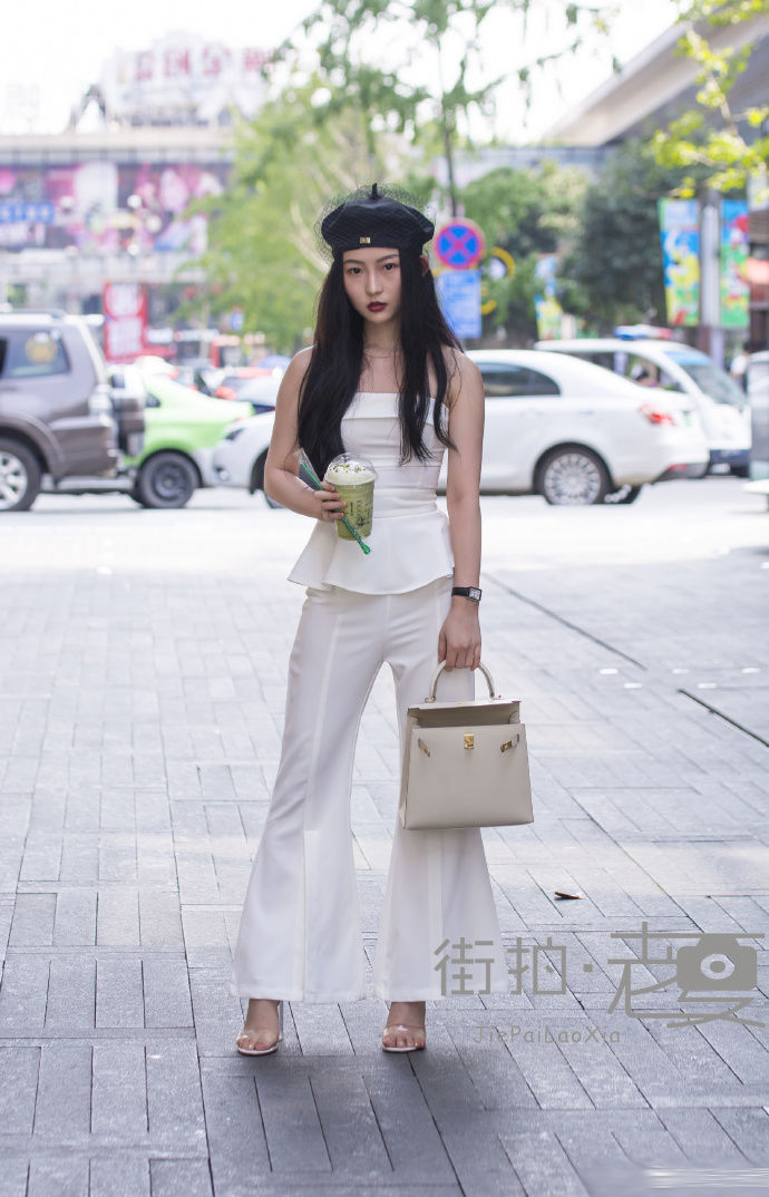 街拍杭州:时尚的穿搭，会提高颜值的档次!