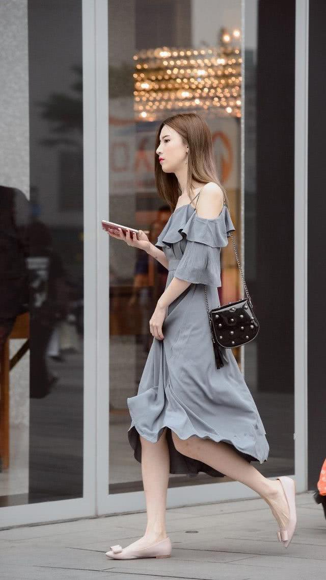 时尚街拍，小姐姐穿着一身包臀紧身衣，把自己的完美身材彻底展现