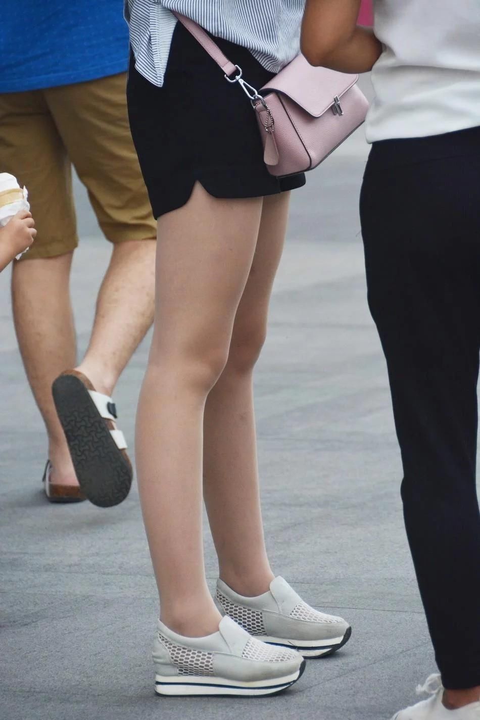 街拍肉丝美腿热裤条纹衫美女