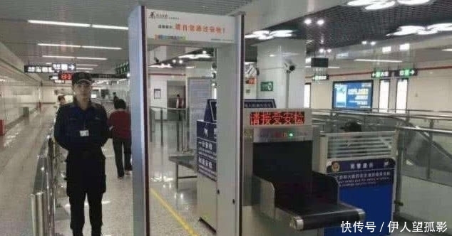 美国美女来上海旅行，地铁排队时却产生疑惑：中国人为何这样做？