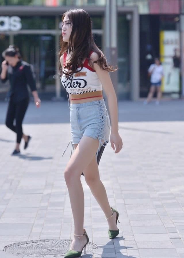 #感觉#天气太热了,美女把3岁小女孩的“裙子”当上衣,出奇的好看