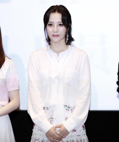  #连体#陶红真敢穿，性感的红唇搭配上率性飒气的连体裤，真是太惊艳了！