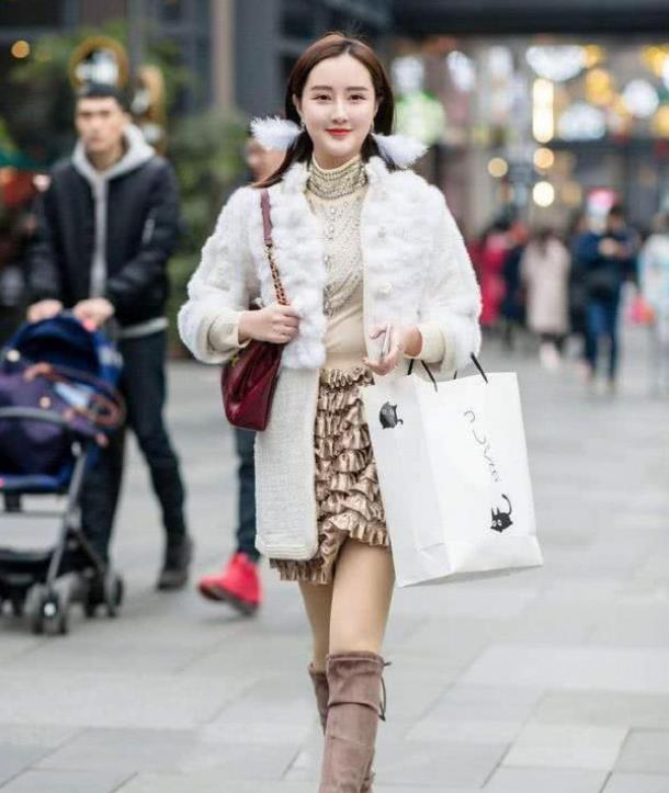  风范|街拍：明眸善睐的美女，一件黑色上衣配浅色牛仔裤，时尚气质风范