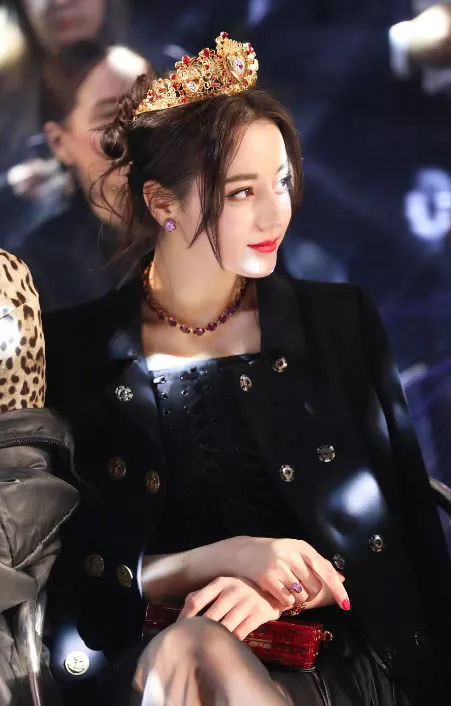 迪丽热巴又美了！有艳媚的资本却偏偏走清纯路线，你让少女怎么办