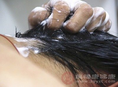  症状@头发油怎么办 适当的清理头发缓解这个症状
