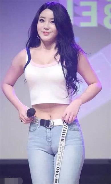 俏丽小姐姐，紧身牛仔裤太紧显勒痕，竟然还向上提