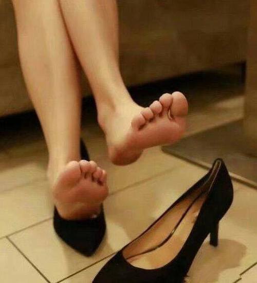 尖尖细高跟，精湛的的技术凸显双足的柔美，给人一种清新的感觉！