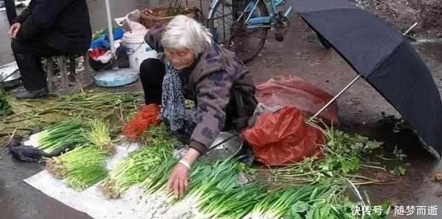 有人宁愿超市买“高价菜”，也不买农村老人路边摆摊的菜，为啥？