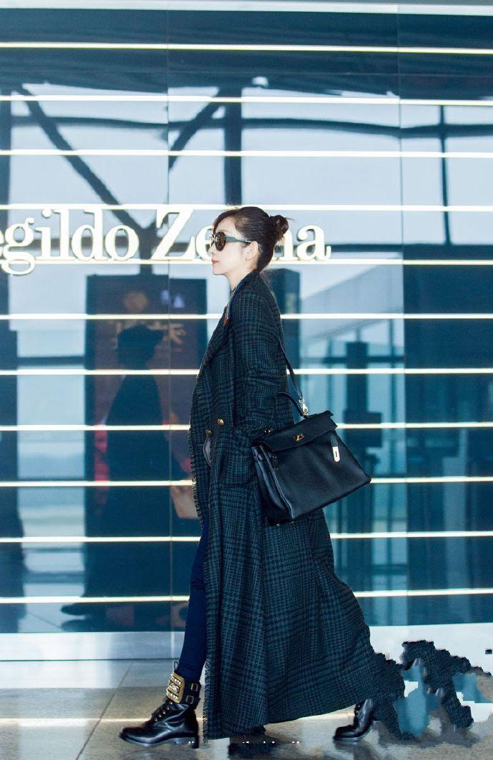 秦海璐这身打扮贵妇样十足, 网友: 双影后就不能低调点么?