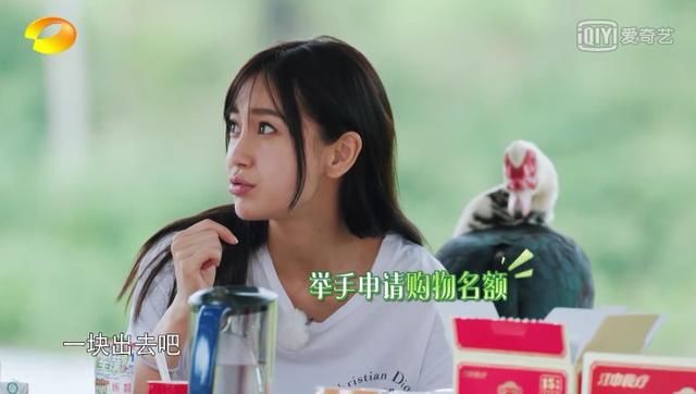 杨颖斜刘海造型引发网友吐槽,莫名有种油腻感