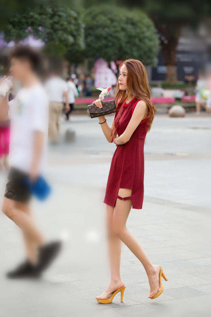 重庆街拍，美女这样穿，轻松成为焦点的存在!