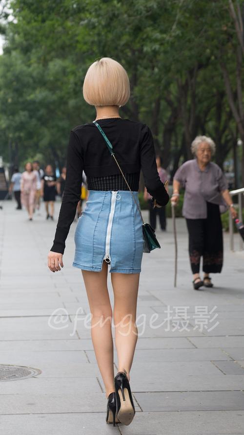 街拍: 偶遇著名网红小喵大宝, 猫步走起来不输T台大模