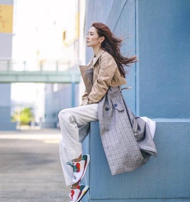  卡其色系风衣■比连帽卫衣更时尚潮流，一个造型设计就能装包全部春天！搭出你的大衣LOOK！