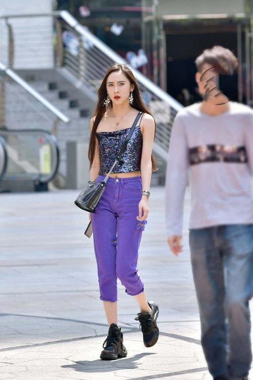 街拍:美女穿闪亮吊带背心,气场强大令人艳羡!