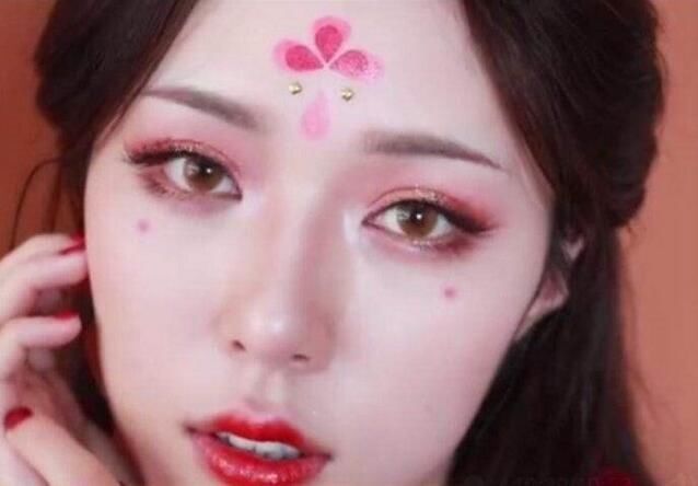 王者荣耀玩家把自己化妆成女神杨玉环，网友：这颜值美哭了