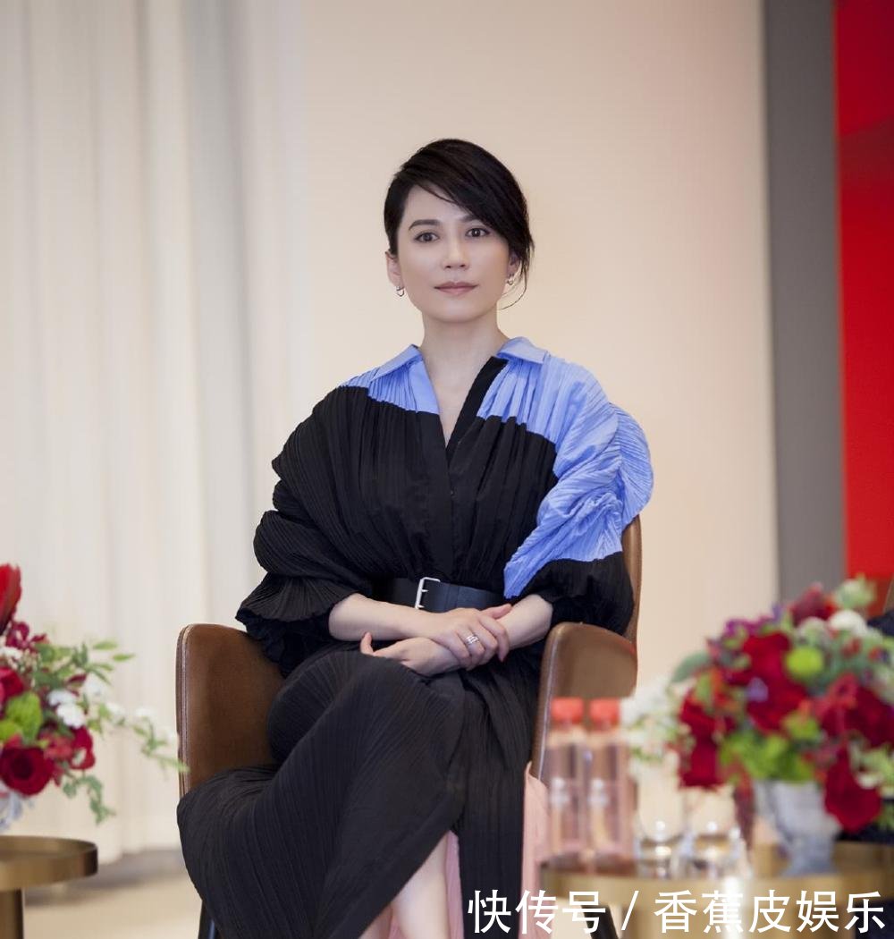 47岁俞飞鸿穿亮片薄纱裙优雅动人, 大秀东方美, 年龄就成了个摆设