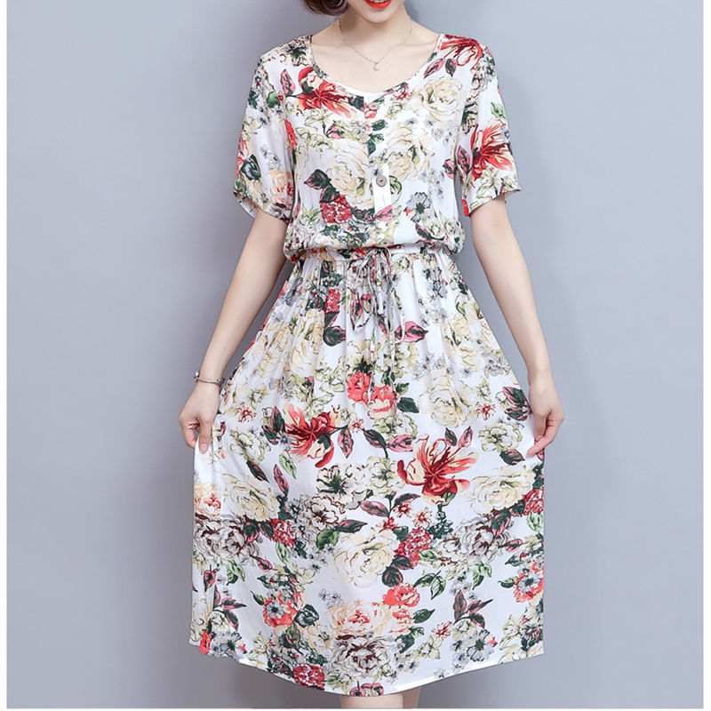 女人爱美不分年龄，中年女人穿这裙，高雅又洋气，特有女人味