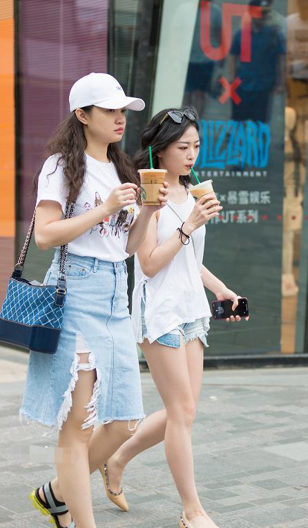 街拍：时尚姑娘出行，图五富婆穿紧身裤，“勾勒”出不俗的情节