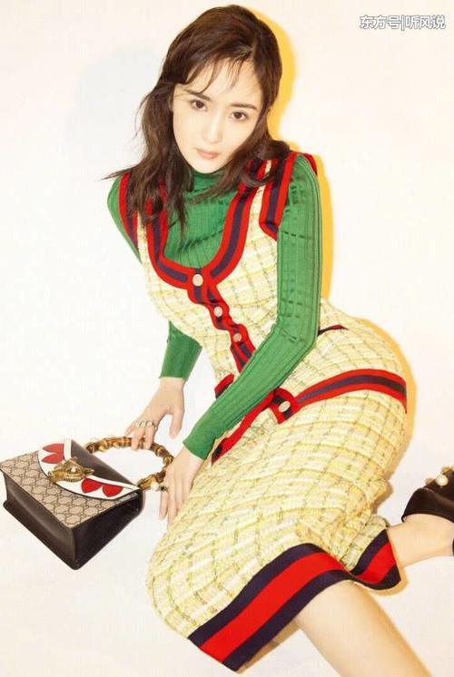 杨幂又来带货了，“嘴唇”鞋子时髦到上天，显瘦显高一级棒！