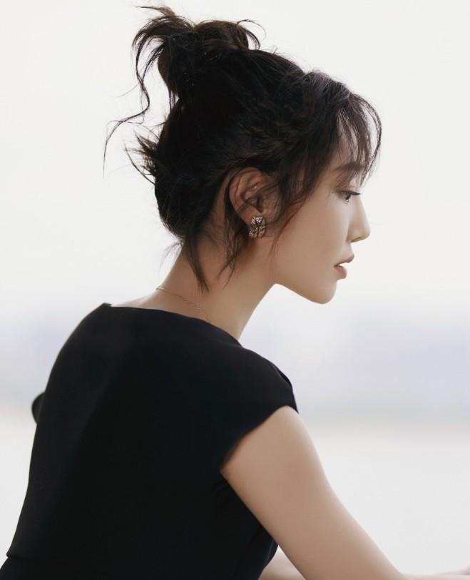 白百何咋这样穿衣，一袭黑裙下只露出一只腿，看上去很是尴尬啊！