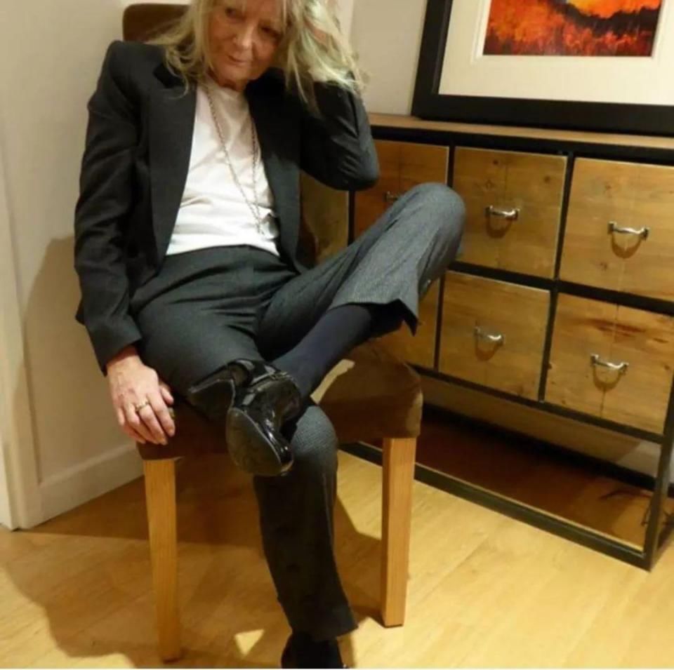 她74岁，满脸皱纹，天天素颜，但是真的很酷啊!!!