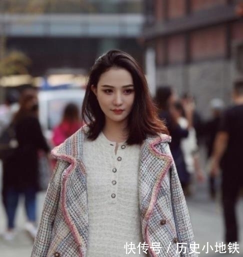  气质|街拍：柔美娇俏的小姐姐，大长腿十分亮眼，非常有女人味
