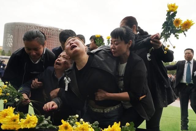 30位牺牲英雄集体追悼会，烈士亲属泣不成声，战友含泪行军礼！