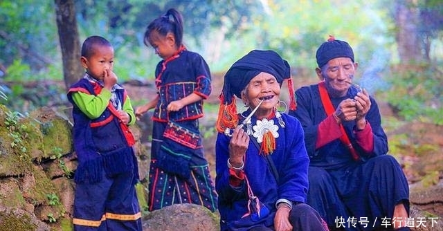 中国最后一个原始部落，男女烟斗不离身，小孩拿虫子当“零食”