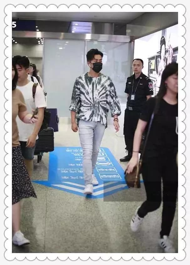 刘恺威深夜独现机场，43岁帅成23岁，网友：杨幂怎么放心的？