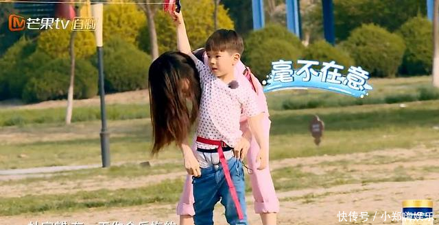 嗯哼把风筝放上了天,裤子却掉了下来,霍思燕你