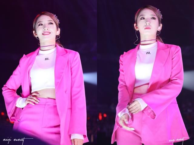 孟美岐胆真大！短裤短到看不见，1万5透明包包毫无隐私可言！