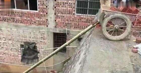 农民工发明的搬砖神技,老板看后叫他第二天不