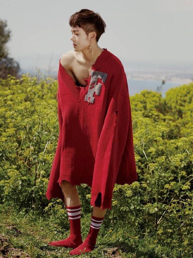 曾舜晞真会玩, 深V毛衣露肩露腿, 网友: 陈志朋既视感!