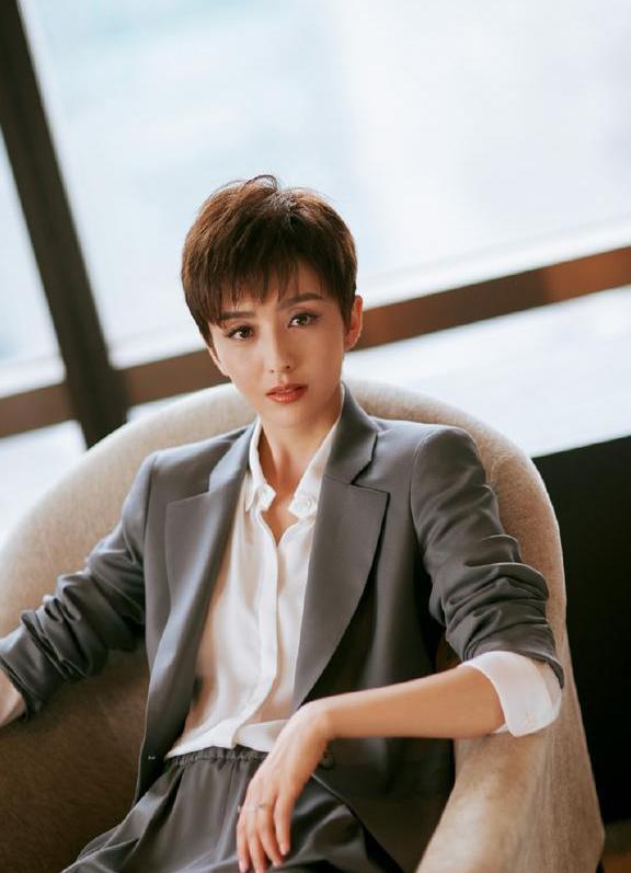 34岁佟丽娅又美了！仅换了个发型嫩回18岁，网友：美得像初恋一样