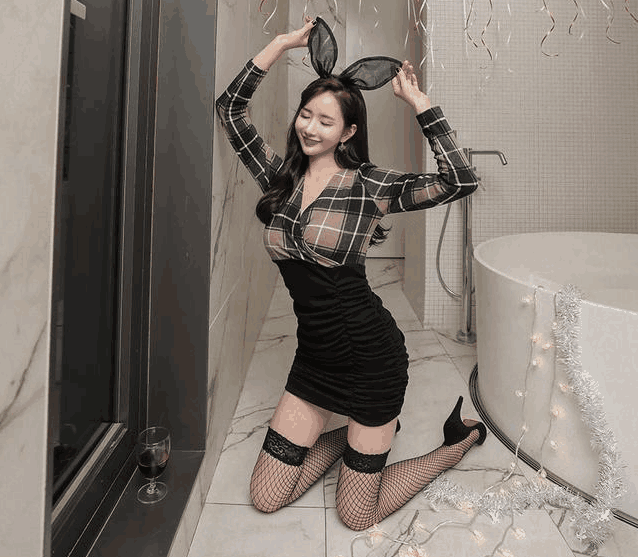 扮兔女郎的妙龄小姐姐，娇艳的大红唇，展现成熟女人style