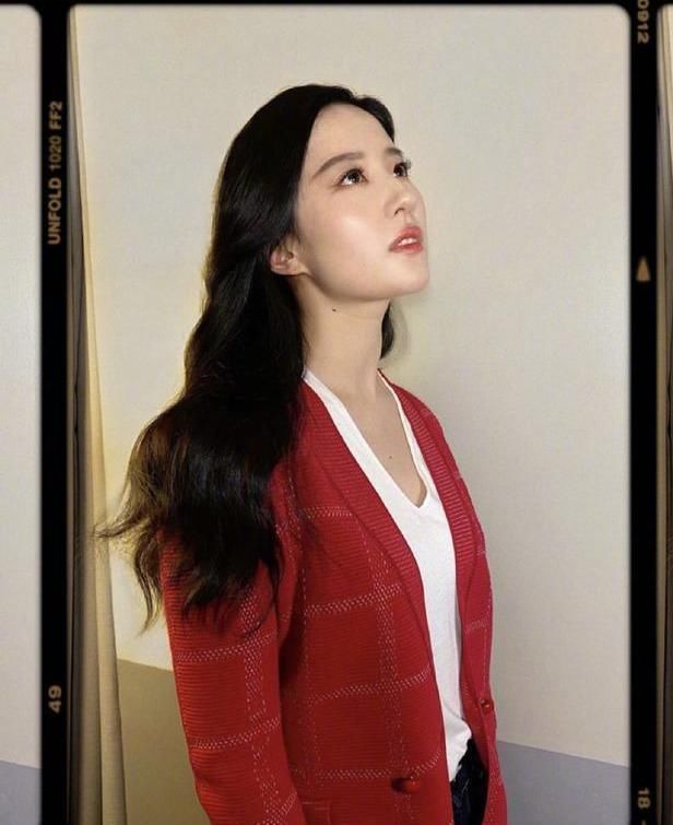  「超短裤」刘亦菲情况总算线上！一袭粉T配超短裤美少女感爆满，肤白貌美修长美腿