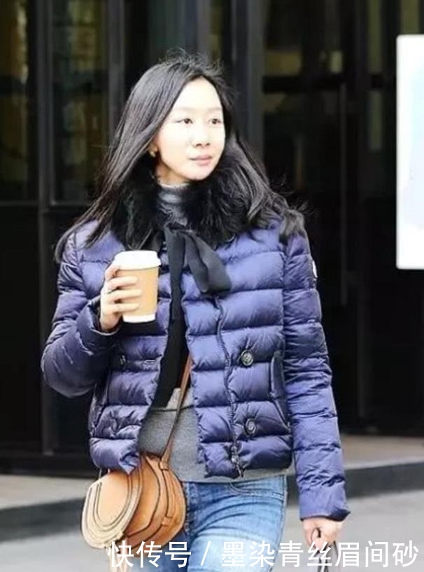  「美女」街拍：气质长相的时髦美女，简单的穿搭，彰显迷人气质