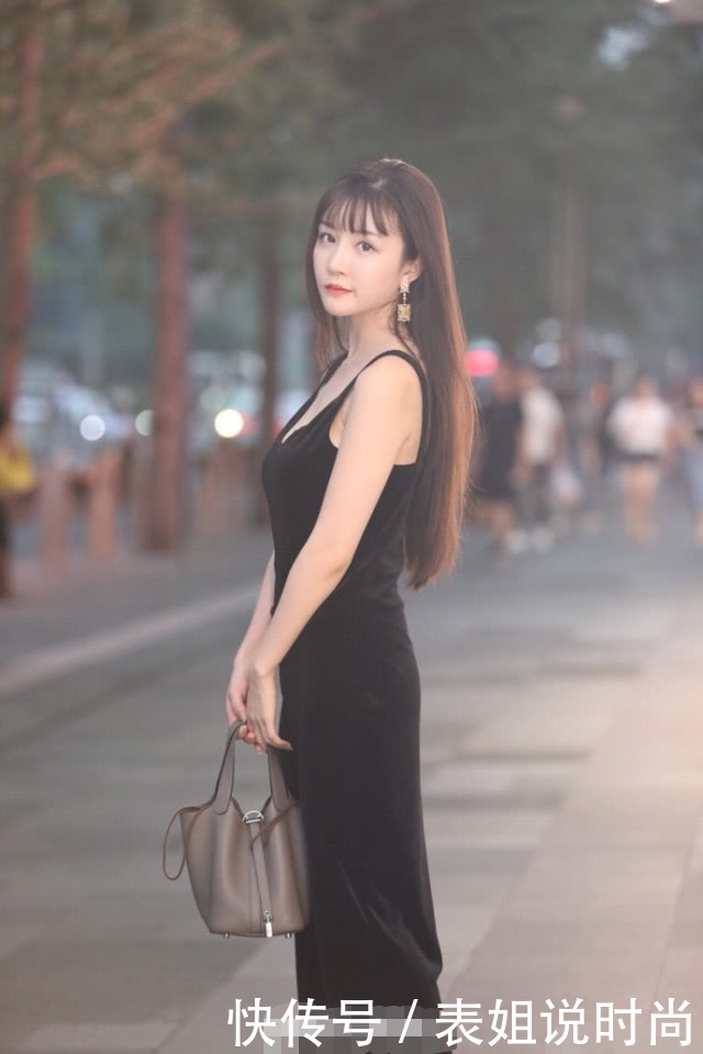 户外街头身材曼妙的小姐姐,多看一眼如沐春风