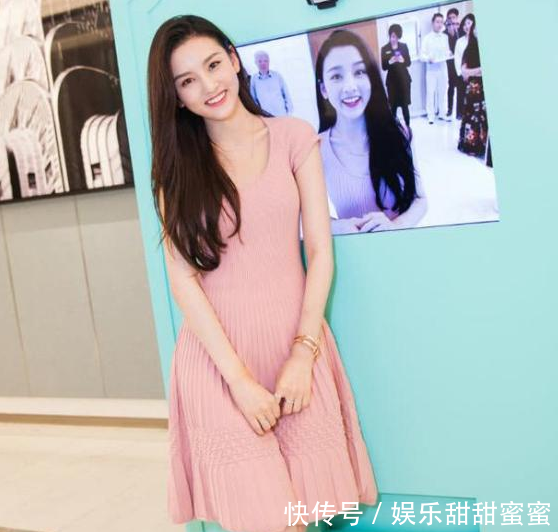 20岁宋祖儿和21岁关晓彤同穿粉色裙，小姐姐和大妈的差距！