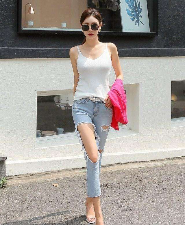 清纯靓丽的小姐姐, 一条连衣裙, 尽显女性独特韵味