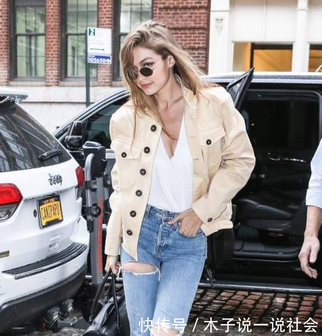 紧致匀称的牛仔裤美女，纤细的小蛮腰让路人纷纷瞩目！