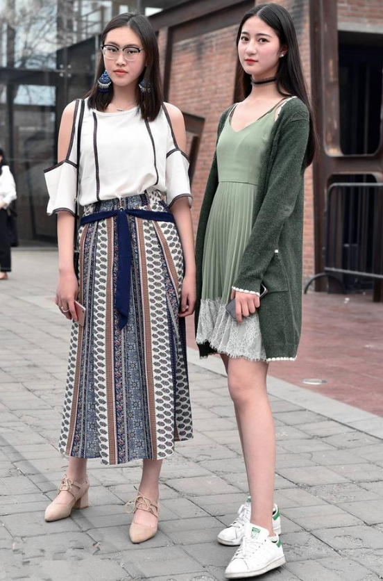 街拍：美女身材高挑，颜值精致，反正我看了以后是心动了！