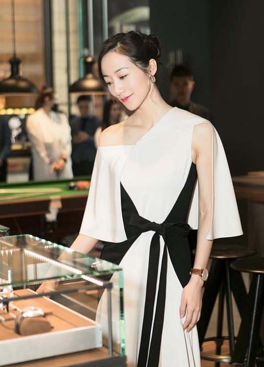 韩雪真大胆，这裤子短到尽头，坐下瞬间春光乍露，都快“走光”了